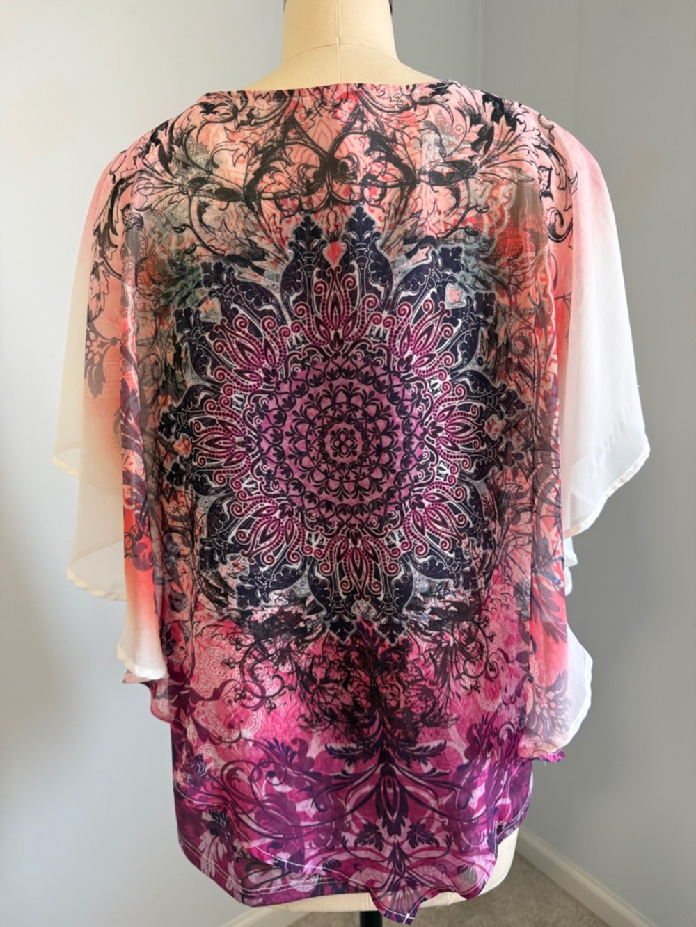db established 1962 Women’s Wild Orchid Medallion V-Neck Top SZL - Picture 3 of 14